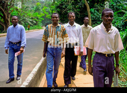 Eine Gruppe von männlichen Studenten gehen auf dem Campus der Universität Cape Coast Ghana Stockfoto