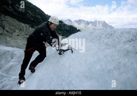 Kletterer mit Eispickel auf dem Mer de Glace französische Alpen Stockfoto