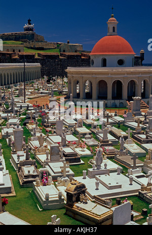 San Juan Friedhof Cementerio, El Morro Festung im Hintergrund, die Altstadt von San Juan, San Juan, Puerto Rico, West Indies Stockfoto