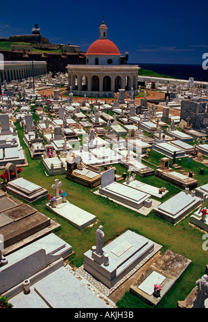 San Juan Friedhof Cementerio, El Morro Festung im Hintergrund, die Altstadt von San Juan, San Juan, Puerto Rico, West Indies Stockfoto