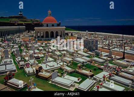 San Juan Friedhof Cementerio, El Morro Festung im Hintergrund, die Altstadt von San Juan, San Juan, Puerto Rico, West Indies Stockfoto