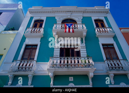 Puerto Rican flag hängen vom Balkon, Apartments, Residence, Calle Tetuan, Tetuan Straße, der historische Bezirk, die Altstadt von San Juan, San Juan, Puerto Rico Stockfoto