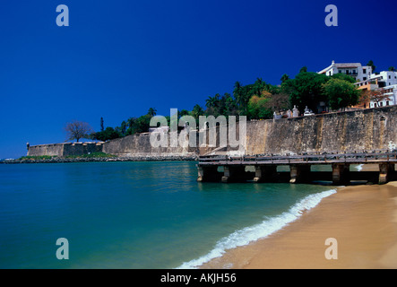 Stadtmauer, Strand, Altstadt von San Juan, San Juan, Puerto Rico, West Indies Stockfoto