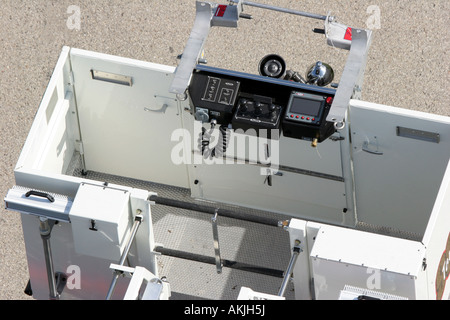 Ein Blick auf eine Plattform auf einen Leiterwagen Feuer verlassen eine Notfall-Szene Stockfoto