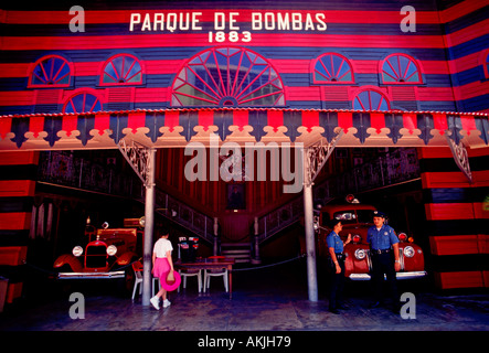 Feuerwehrmann, firewoman, Parque de Bombas, Feuerwehrhaus, Feuerwehr, Feuerwehrauto, Plaza de las Delicias, Ponce, Puerto Rico, West Indies Stockfoto