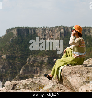 Frau am Handy auf Bergkette Mexiko Stockfoto