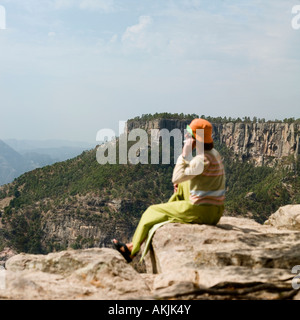 Frau am Handy auf Bergkette Mexiko Stockfoto
