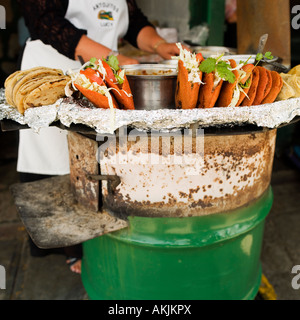 traditionelle mexikanische Küche zum Verkauf an Divisadero Railway Station Chihuahua auf Öl drum-Gas-Heizung, warm zu halten Stockfoto