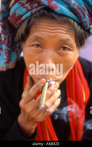 Karen Frau Rauchen Zigarre Inle See Heho Myanmar Burma Stockfoto