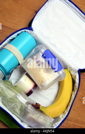 Schule-Lunch-Box und die Inhalte der Stockfoto