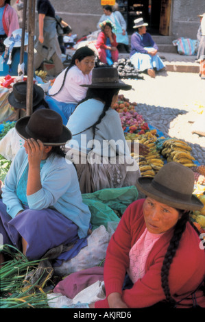 Frauen in traditioneller Tracht im Markt Pisac Peru Stockfoto