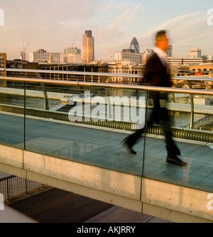 Millennium-Brücke in Richtung Bankside London kein Model-Release, wie Bewegung Unschärfe Seitenansicht bedeutet, dass die Person nicht erkennbar ist Stockfoto