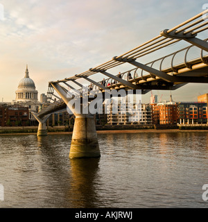 Millennium-Brücke von St. Pauls London No bedeutet Model-Release als Rückansicht, Unschärfe, Entfernung keine Personen erkennbar Stockfoto