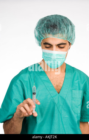 Arzt Chirurg Holding hypodermatische injection Stockfoto
