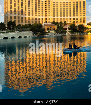 Bellagio Resort Hotel Las Vegas Reflexionen im Wasser Feature goldenen Licht Spiegel beenden Stockfoto