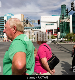 im Ruhestand paar Sightseeing in Las Vegas mit riesigen Coca-cola-Flasche im Hintergrund Stockfoto