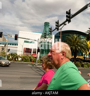 im Ruhestand paar Sightseeing in Las Vegas riesige Coca-Cola Flasche Pop-Art Kultur Stockfoto
