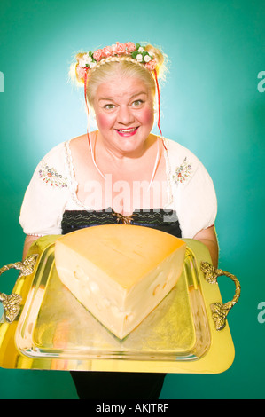 Frau im germanischen Kostüm mit Käse Keil Stockfoto