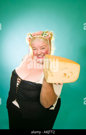 Frau im germanischen Kostüm mit Käse Keil Stockfoto