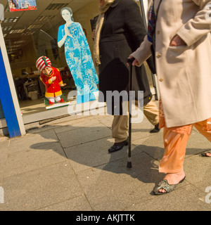 Fußgängerzone von indischen Reisebüro Fenster keine Modellfreigabe erforderlich, da die Ernte bedeutet Frau sind unkenntlich in Schuss Stockfoto