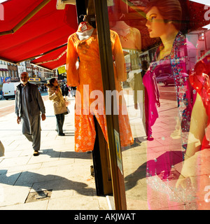 Reflexionen in Sari Shop Fenster Hautpstraße Einzelhandel Southall West London Stockfoto