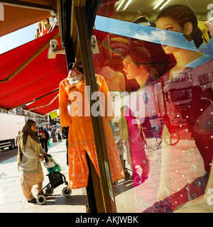 Reflexionen in Sari Shop Fenster Hautpstraße Einzelhandel Southall West London Stockfoto