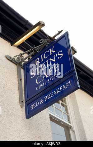 Das hängende Zeichen außerhalb Rick Stein Cafe, eines seiner Betriebe in Padstow, Cornwall, England Stockfoto