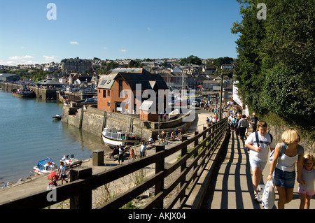 Die Szene mit Blick auf Padstow von der Klippe Weg schlängelt sich entlang der Klippen gegenüber vielen goldenen Strände Stockfoto