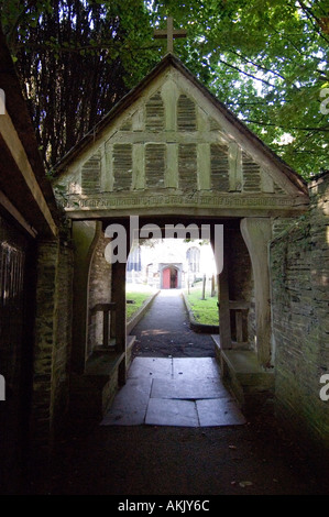 Eine geschnitzte hölzerne Lynch Tor auf den Kirchhof von der mittelalterlichen Kirche St. Petroc in Padstow Cornwall England Stockfoto