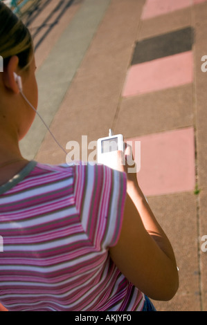 Teenager-Mädchen einen Ipod anhören, während zu Fuß Stockfoto