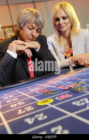 paar Roulette in einem Casino spielen Stockfoto