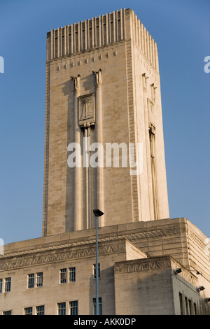 Mersey Tunnel Lüftungsturm und Georges Dock Gebäude vom Strand, Liverpool, England Stockfoto