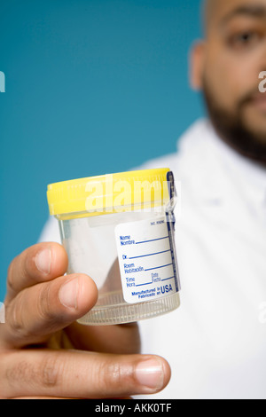 Nahaufnahme eines männlichen Arzt Hand mit container Stockfoto