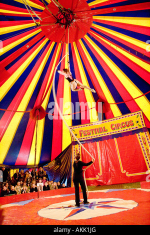 Festival Zirkusmädchen schwingen an einem Seil hoch in die Luft unter einem Zirkuszelt Zirkuszelt Weidenmanns Musik Festival Scotland UK Stockfoto