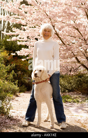 Portrait von senior Frau mit Hund Stockfoto