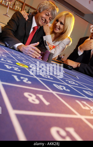 paar Roulette in einem Casino spielen Stockfoto