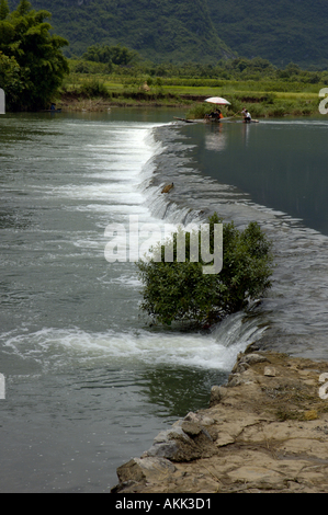 China Guangxi Yangshuo zwei Bambus Flöße absteigend Yulong Fluss bereit zum Pass über einen Deich Stockfoto