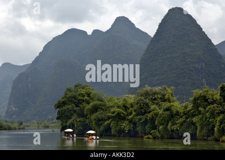 China Guangxi Yangshuo zwei Bambus Flöße den Yulong Fluss absteigend Stockfoto