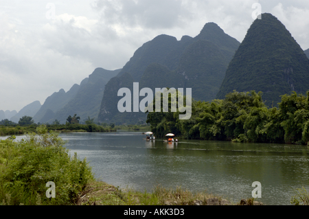 China Guangxi Yangshuo zwei Bambus Flöße den Yulong Fluss absteigend Stockfoto