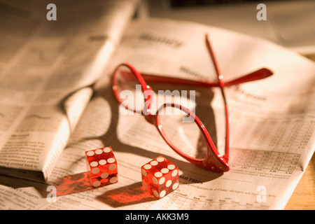 Nahaufnahme von Brille und Würfeln auf Zeitung Stockfoto