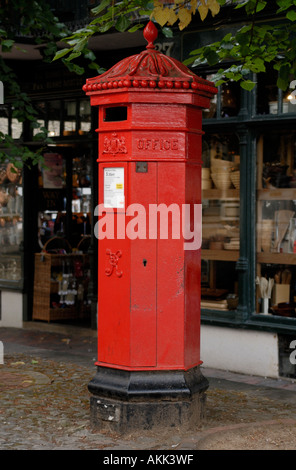 Sechseckige viktorianisches Postamt Briefkasten der Pantiles Royal Tunbridge Wells Kent Stockfoto