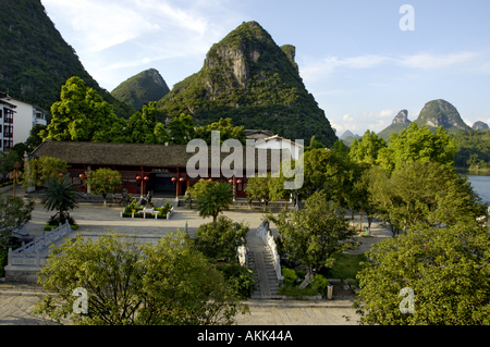 Yangshuo Stadt, Guangxi, China - Sun Zhongshan Rede machen Plattform am Li-Fluss Stockfoto