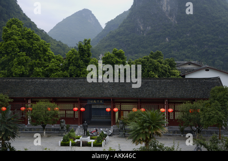 Hof und die Sun Zhongshan Rede machen-Plattform in der Nähe von dem Li-Fluss, in den frühen Morgenstunden, Yangshuo, Guangxi, China. Stockfoto