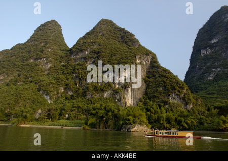 Boot am Fluss Li Jiang am Berg Kalksteinspitzen Xinping bis Yangshuo, Guangxi, China reisen. Stockfoto