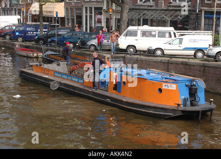 Arbeiter auf einem Lastkahn sammeln Müll aus den Kanälen Amsterdam Holland 24. April 2006 Stockfoto