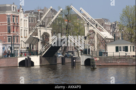 Weiss lackiert, zwei halbe Aufzug Brücke Amsterdam Holland 24. April 2006 Stockfoto