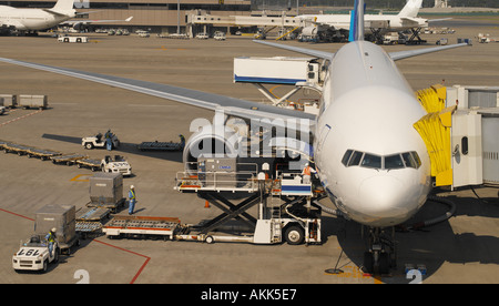 Jet-Flugzeuge geparkt am Tor in Narita Airport in der Nähe von Tokio, Japan Stockfoto