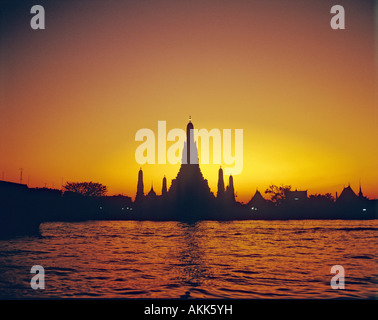 Wat Arun und Chao Phraya Fluss bei Sonnenuntergang Bangkok Thailand Stockfoto