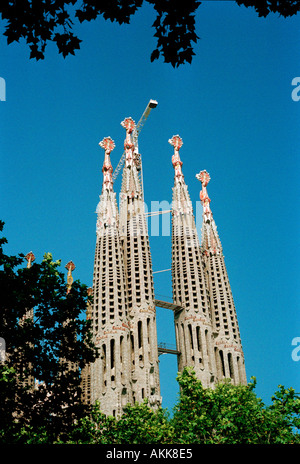 Die hoch aufragenden Türme der Kathedrale La Sagrada Familia in Barcelona Spanien, entworfen von Gaudi im Bau Stockfoto