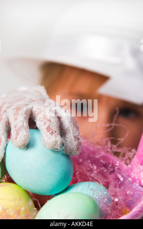 Mädchen-Kommissionierung-Eiern aus Korb Stockfoto